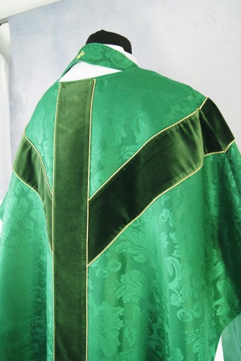 Un ensemble de 4 chasubles traditionnelles semi-gothiques 245