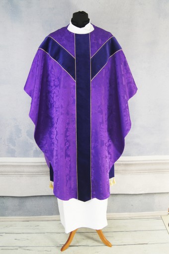 Un ensemble de 4 chasubles traditionnelles semi-gothiques 245