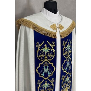 Set bestehend aus 145 Chormänteln + liturgischem Schleier
